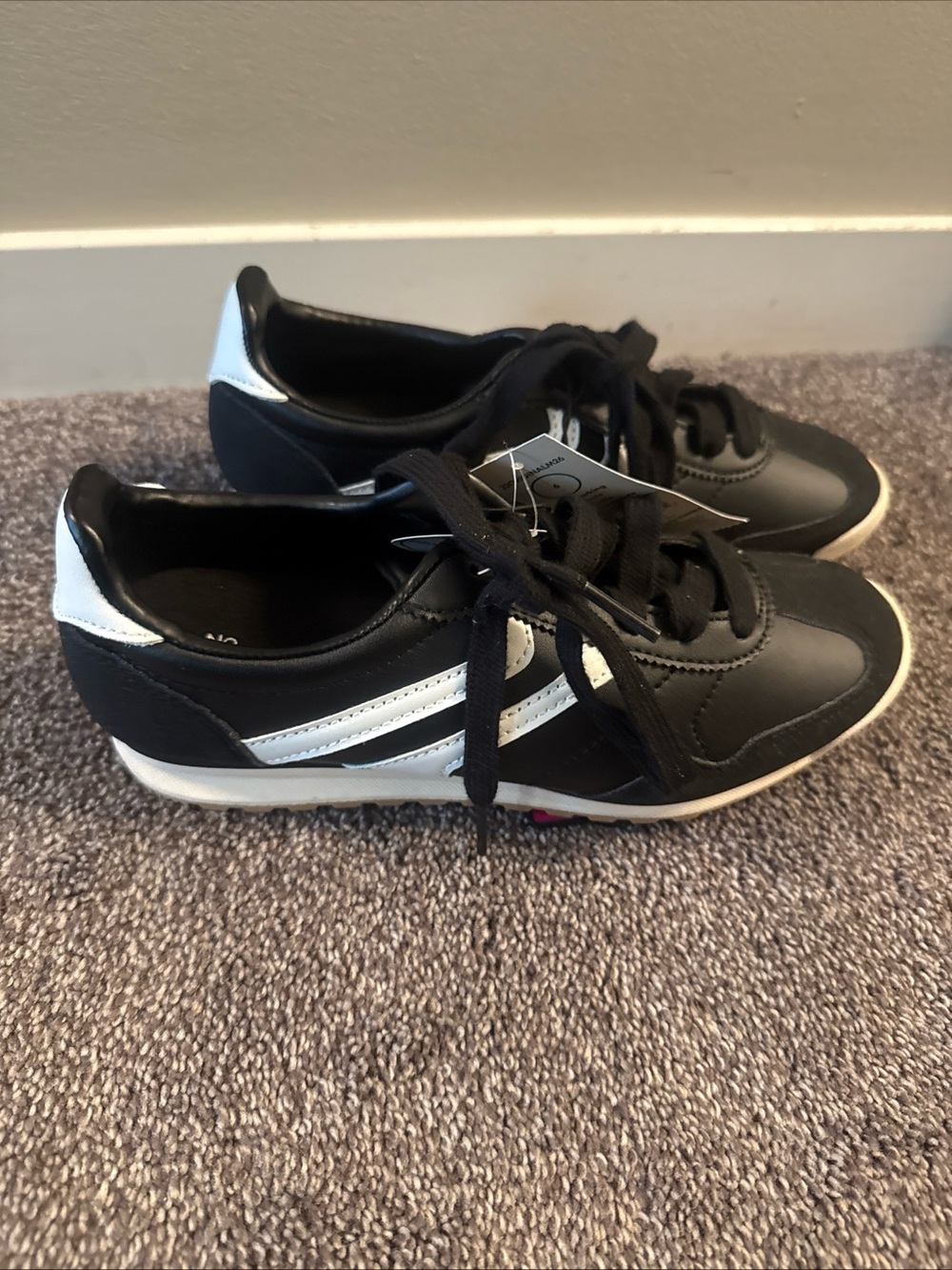 Women’s casual sneakers Size 6. Brand New